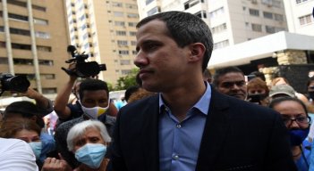 El líder opositor Juan Guaidó es recibido por sus vecinos frente a su residencia en Caracas, el 12 de julio de 2021./Foto: AFP