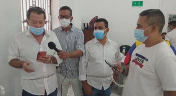 Jaime Vásquez, vocero del comité de revocatoria ‘De que se va, se va, póngale la firma’ y otros integrantes se encadenaron, este miércoles, en la puerta de la Regisraduría. / Foto: Captura de video