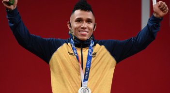 El pesista vallecaucano,quien en Rio 2018 logró medalla de bronce, le regala al país la presea de plata en los Juegos Olímpicos de Tokio 2020. / Foto: AFP