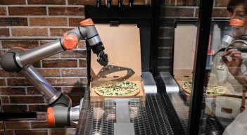 El robot para hacer pizzas de la startup parisina Pazzi, que comenzó a operar en el corazón de París, puede ser el precursor de un ejército de futuros robots cocineros en todo el mundo. El pequeño restaurante Pazzi, en el distrito de Beaubourg, es el segundo en abrir, después del centro comercial Val d'Europe, que abrió en noviembre de 2019. / Foto: AFP