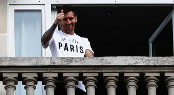 Lionel Messi desde el balcón del hotel en París, donde se hospeda, saluda a los aficionados y a la prensa de todo el mundo.