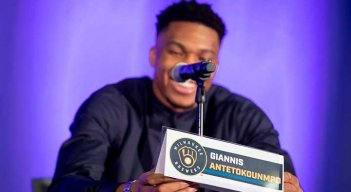 griego Giannis Antetokounmpo, que llevó recientemente a Milwaukee Bucks a su primer título en la NBA en 50 años, se convirtió este viernes en copropietario de los Cerveceros en las Grandes Ligas de béisbol.