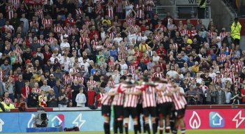 Los espectadores llenan las gradas mientras Brentford se apiñan antes del inicio del partido de fútbol de la Premier League inglesa entre Brentford y Arsenal en el Brentford Community Stadium de Londres. / Foto: AFP