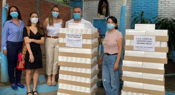 La directora de Salud, Martha Maldonado recibió las 2.000 muestras COVID-19. Foto Cortesía/La Opinión