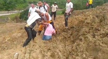 La gente se queda atascada en el barro al tratar de pasar por el deslizamiento. Foto Cortesía/La Opinión