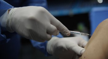 ¿Las vacunas de Pfizer y Moderna hacen crecer los senos? Expertos responden