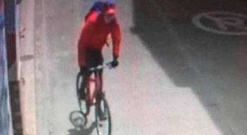 La mujer ingresó a un establecimiento comercial sin percatarse de que el hombre la seguía.