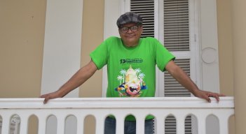 El cuentero comenzó como músico, actualmente posee más de 40 años contando historias para niños y adultos. 