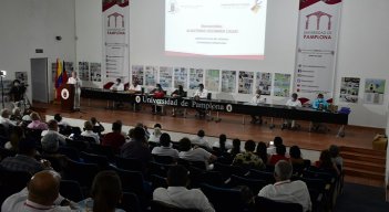 El evento de clausura estuvo acompañado de condecoraciones a los docentes que hicieran la mejor publicación en el campo de historia. 