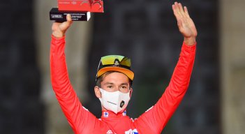 Primos Roglic es el primer ciclista en portar la camiseta de líder en la edición 2021 de la Vuelta a España. / Foto: AFO