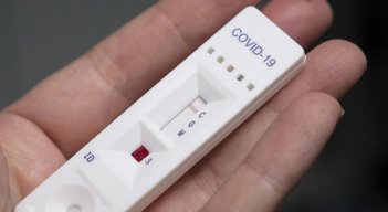  Según un estudio publicado recientemente en JAMA, se estima que al menos el 50% de las infecciones por COVID-19 se originó por exposición a asintomáticos. / Foto: iStock
