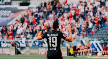 El domingo será un día especial para los aficionados colombianos porque se dará el estreno oficial del barranquillero Rafael Santos Borré con el Frankfurt. Foto: Twitter