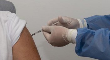 Dado el caso que sobren algunas dosis, Makro informará inmediatamente al Estado para gestionar la devolución de las vacunas y así garantizar el aprovechamiento de las mismas. / Foto: Colpensa