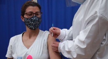 Según estudios publicados en The New England Journal of Medicine a fecha de julio de 2021, en Londres luego de 14 días con las dos dosis de Pfizer se evidenció que es 88 % eficaz, y para AstraZeneca es 67 % efectiva para prevenir infección y severidad contra la variante Delta. / Foto: Colprensa