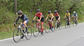 Mujeres ciclistas entrenan sobre al peaje. Foto: Jorge Gutiérrez