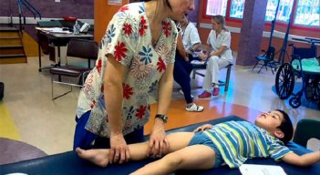 Generalmente se manifiesta en los niños varones, las niñas pueden ser portadoras, siendo moderadamente afectadas por la enfermedad./ Cortesía/ La Opinión 