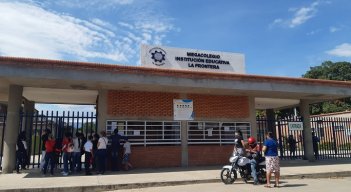 Los menores entre los 12 a 17 años solo deben ser vacunados con el biológico de Pfizer, esto, de acuerdo con las recomendaciones del Comité de Vacunas y el Invima/ Foto: La Opinión 