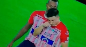 Dos jugadores de Junior fueron captados en cámara mientras inhalaban la sustancia. Aunque no es dopante, el club anunció un proceso disciplinario.