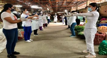 El personal de la salud adelantó la campaña en el Centro de Acopio y mercado La Independencia. Foto: Cortesía/La Opinión