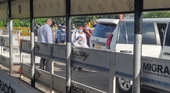 Piedad Córdoba cruzó el puente hacia territorio colombiano./Foto: Cortesía