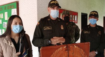 El mayor Juan Herrera y la secretaria de Gobierno, Leidy Parra, rindieron el balance del fin de semana en Pamplona. Foto: Roberto Ospino/ La Opinión 