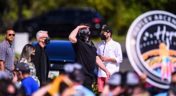 El CEO de SpaceX, Elon Musk (centro), observa durante la despedida de la tripulación de Inspiration4 en el Centro Espacial Kennedy de la NASA en Florida. / Foto: AFP