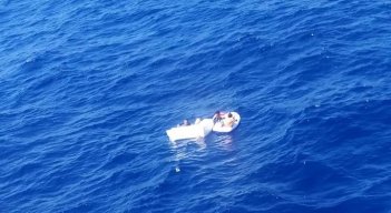 En altamar hallan niños aferrados al cadáver de su mamá./Foto: internet
