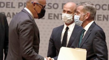 Jorge Rodríguez, presidente del parlamento oficialista y Gerardo Blyde, representante de la oposicion venezolana, se reunieron en México para iniciar una mesa de diálogo.  / Foto: AFP
