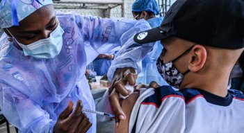 Avanza la vacunación contra la COVID-19 en Colombia. Este niño fue inmunizado en Medellín este jueves. / Foto: AFP. / Foto: Archivo
