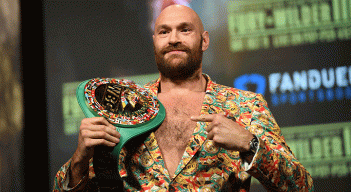 El boxeador  británico Tyson Fury exhibe el cinturón del Consejo Mundial de Boxeo   de los pesos pesados que lo acredita como el vigente campeón de la categoría del deporte de las narices chatas.