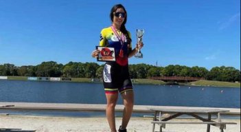  Daniela Lindarte Garaviz con el trofeo de campeona de la maratón de Sarasota, Florida 2021.