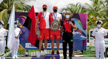 El nadador colombo-venezolano David Carrillo (primero a la derecha) ganó este domingo la medalla de bronce en la prueba de los 10 kilómetros en aguas abiertas.