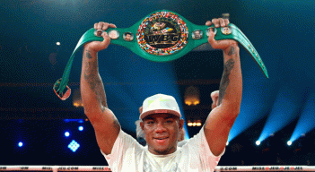 A Óscar Rivas por fin se le dio el sueño de ganar un título mundial de boxeo