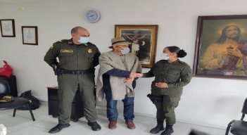 El alcalde.Jorge Rojas, exaltó a la subteniente, Jana Bastidas, comandante de la Estación de Policía. Foto: Cortesía / La Opinión.