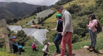 El equipo visita los predios aledaños a las zonas estratégicas. Foto: Cortesía/La Opinión. 
