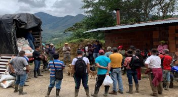 Los agricultores recibieron los insumos para los cultivos de frijol. Foto: Cortesía/La Opinión.