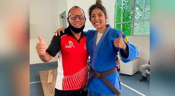Catalina Lamadrid junto al entrenador Édgardo Gómez. 