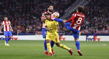 Griezmann expulsado contra el Liverpool. 