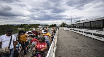 Por la frontera de Táchira, el paso más importante del país, se estima en principio que crucen "15 gandolas diarias de Colombia a Venezuela". /AFP