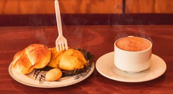 Un pan San Antonio, acompañado de tamal y chocolate. 