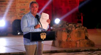 Presidente Iván Duque muestra el derecho firmado que da luz verde a curules de víctimas.jpg