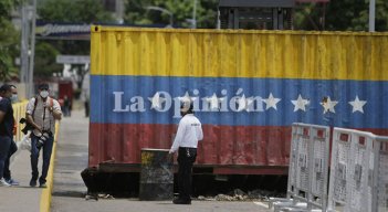 Retiran el ultimo contenedor del puente internacional Simón Bolívar.