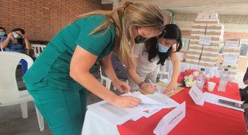  La directora de Salud, Martha Maldonado, recibió las 4.000 pruebas COVID-19. Foto: Cortesía/La Opinión.