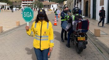 Los controles están a cargo de los agentes de tránsito. Foto: Cortesía/La Opinión.