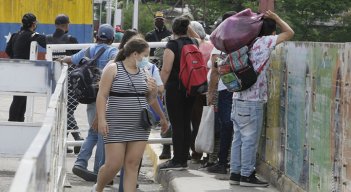 Tránsito de personas en la frontera colombovenezolana.
