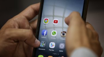 En Colombia aún hay una brecha enorme en cuanto al acceso a las últimas tecnologías. Recordemos los estudiantes que tuvieron que subirse a un árbol para conseguir señal y poder estudiar. / Foto: Colprensa