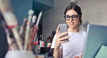 Los millennials son las personas, en una definición general, que nacieron a partir del año de 1980 y que como característica principal muestran que son digitales, hiperconectados, tienen fuertes valores éticos y sociales. 