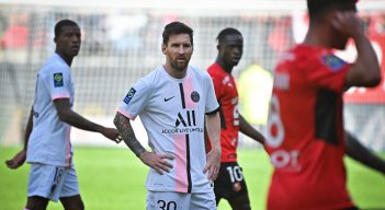 El delantero argentino del Paris Saint-Germain Lionel Messi (centro) reacciona durante el partido de fútbol francés. / foto: AFP