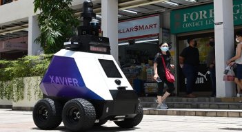 El robot vigila las calles de Singapur.