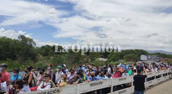 Galería: A la espera del libre paso binacional en la frontera 